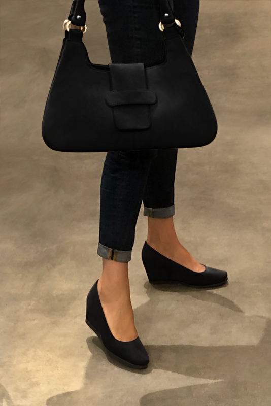 Matt black women's dress pumps, with a round neckline. Round toe. Medium wedge heels. Worn view - Florence KOOIJMAN